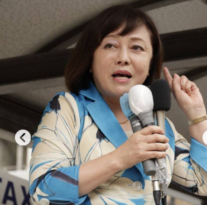 日本保守党 有本香事務総長の街頭演説中の写真です。