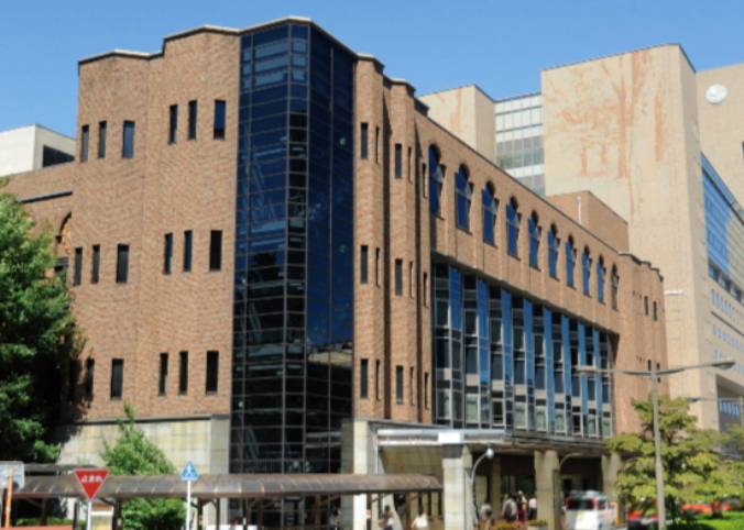 東大病院の建物ビルの写真です。