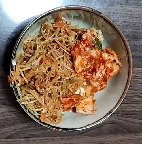 健康おうちごはん、白米の上にきんぴら・キムチ・納豆をのせた格安メニューの画像です。