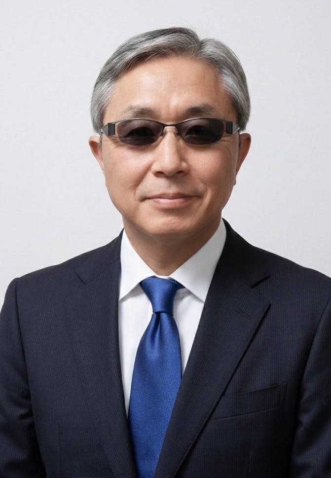 視覚障害者ポータルサイト「EYESROOM」の代表アイズマンの写真です。