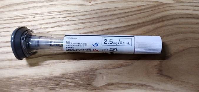 マンジャロ注射器の写真で、この薬は二型糖尿病の治療の為に開発された。血糖値を下げる効果と脳に働きかけて満腹感を維持させる。食欲をコントロールする薬です。