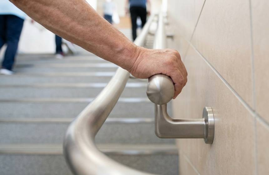 手摺の下からブラケットがL字型に壁に取り付けられている、理想的な手摺りの取り付け工法の写真です。