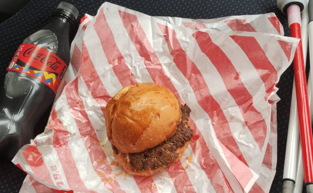 アリオ柏にオープンした手作りハンバーガーのお店「JB`s Tokyo」単品500円、一番安いバーガーの写真です。