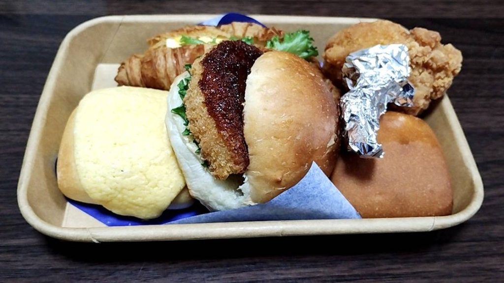 モラージュ柏内にある、スーパーヤオコー、パンコーナーで見付けた可愛らしい「パン屋のお弁当」という商品画像です。