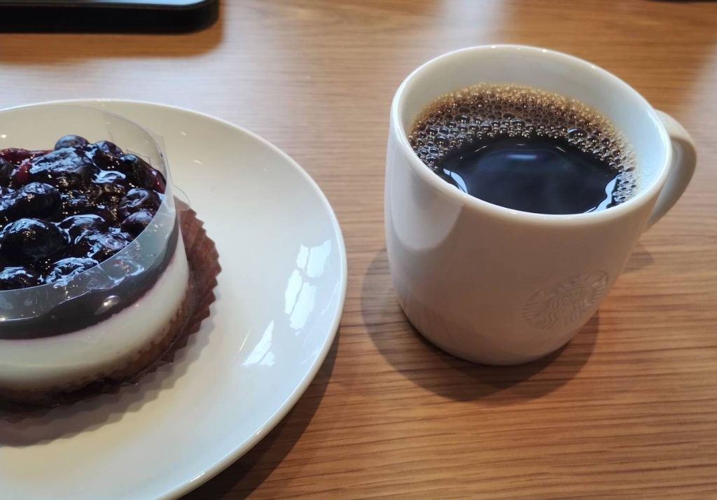 スターバックス流山セントラルパーク店の、ブルーベリーレアチーズケーキとブレンドコーヒーの画像です。