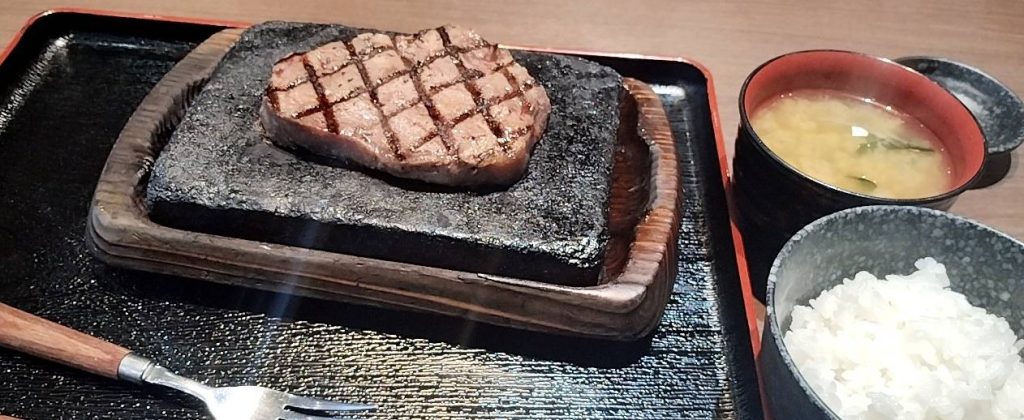 柏市豊町(国道6号線沿い)にある「感動の肉と米」肩ロースステーキ1,000円。コスパ最高、行列が絶えない美味しいご飯が食べ放題のお店、ステーキの画像です。