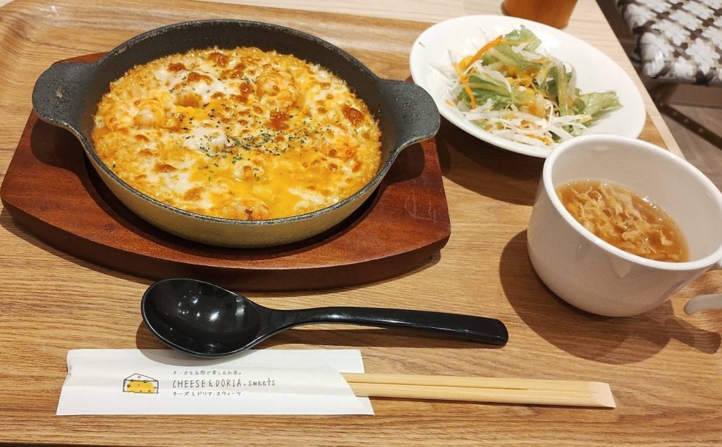 チーズ＆ドリア. スィーツ流山おおたかの森店の「海老とモッツアレラチーズのイセエビ風味クリームドリア」の画像です。