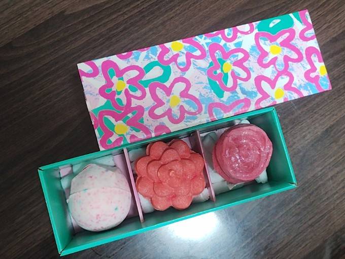 極限の癒し商品「ラッシュ」丸い入浴剤3個セットの商品画像です。