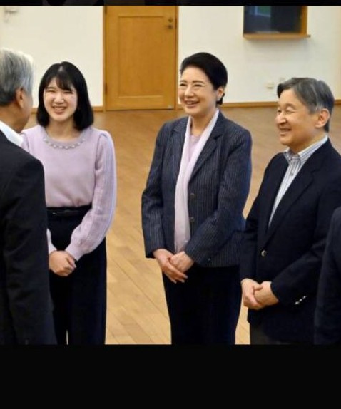 愛子様と天皇皇后両陛下の写真です。