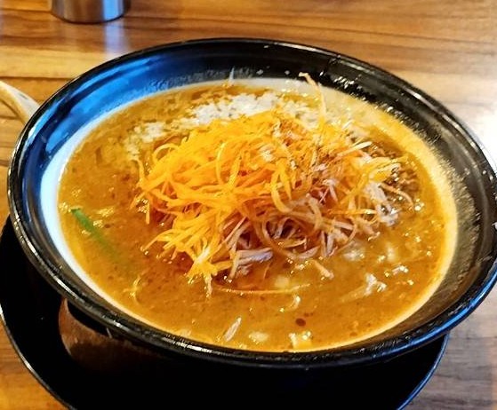 流山街道沿いに店舗を構える、味噌ラーメン専門店「日月堂」の赤ネギ味噌ラーメンの画像です。