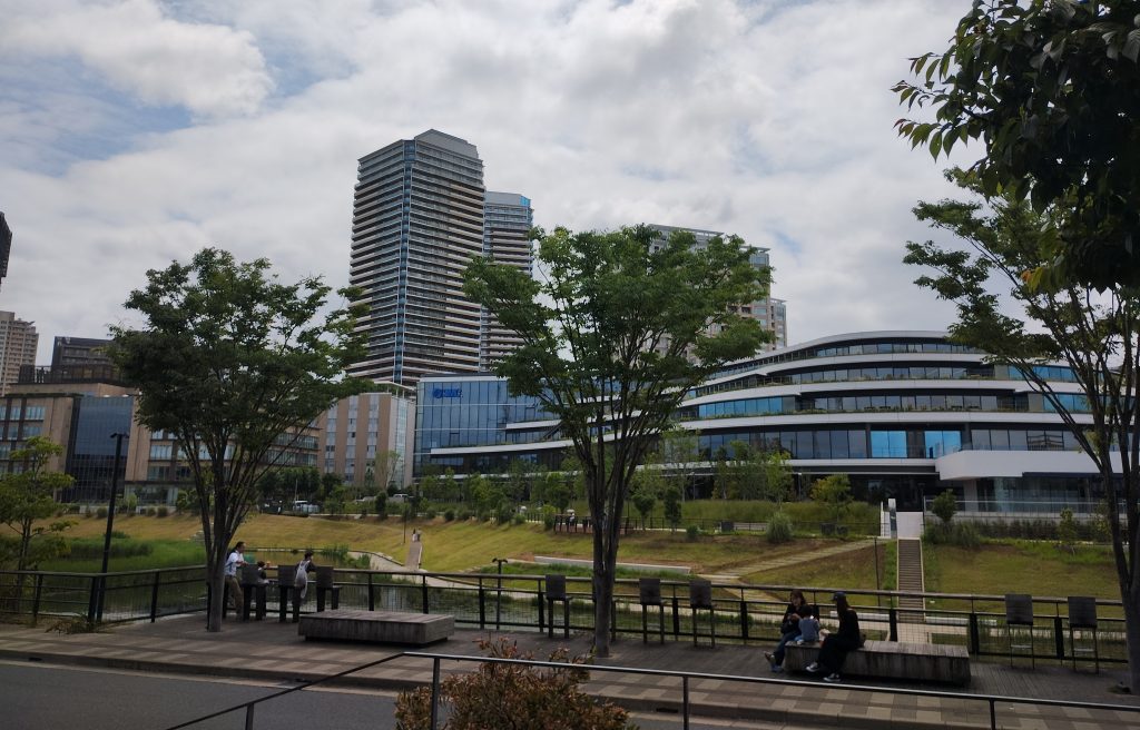 千葉県柏市つくばエクスプレス柏の葉キャンパス駅近くに、続々とそびえ建つ新興ビル群の画像です。