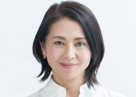 還暦60歳になった歌手・女優の小泉今日子さんの顔写真です。