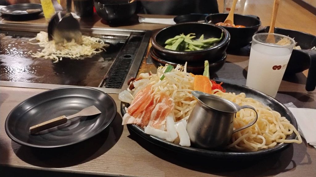 道頓堀のお好み焼きや焼きそば、もんじゃなどの鉄板焼き料理の写真です。