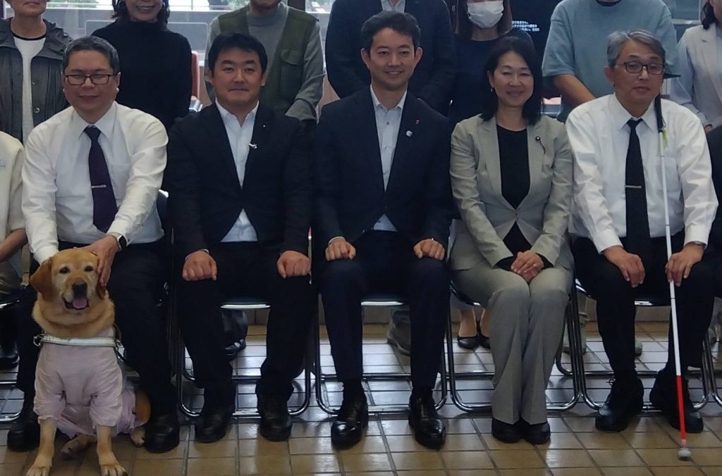 千葉県庁県議会棟ロビーにて、熊谷知事を中心とした5人の集合写真の切り取り画像です。