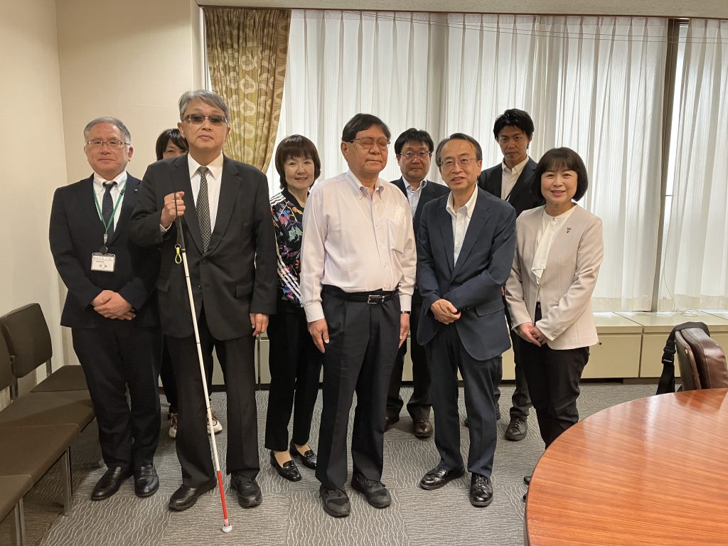 2026年6月4日 松戸市障害福祉課へ松戸市視覚障害者協会からの要望書を届けた際の、会議参加者記念写真となります。