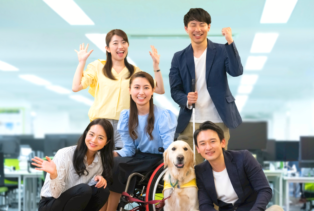 様々な障害を抱えた若い人達が、笑顔で写真におさまっている画像です。