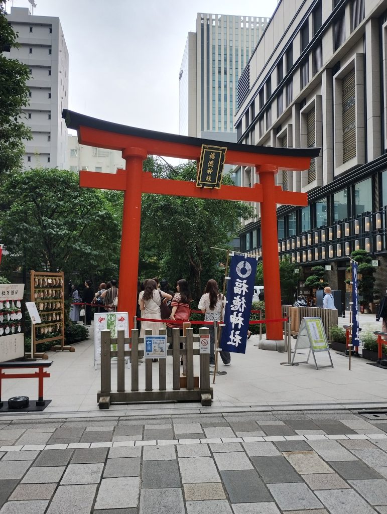 日本橋にある若い女性の行列が出来ていた宝くじ祈願の「福徳神社」の画像です。