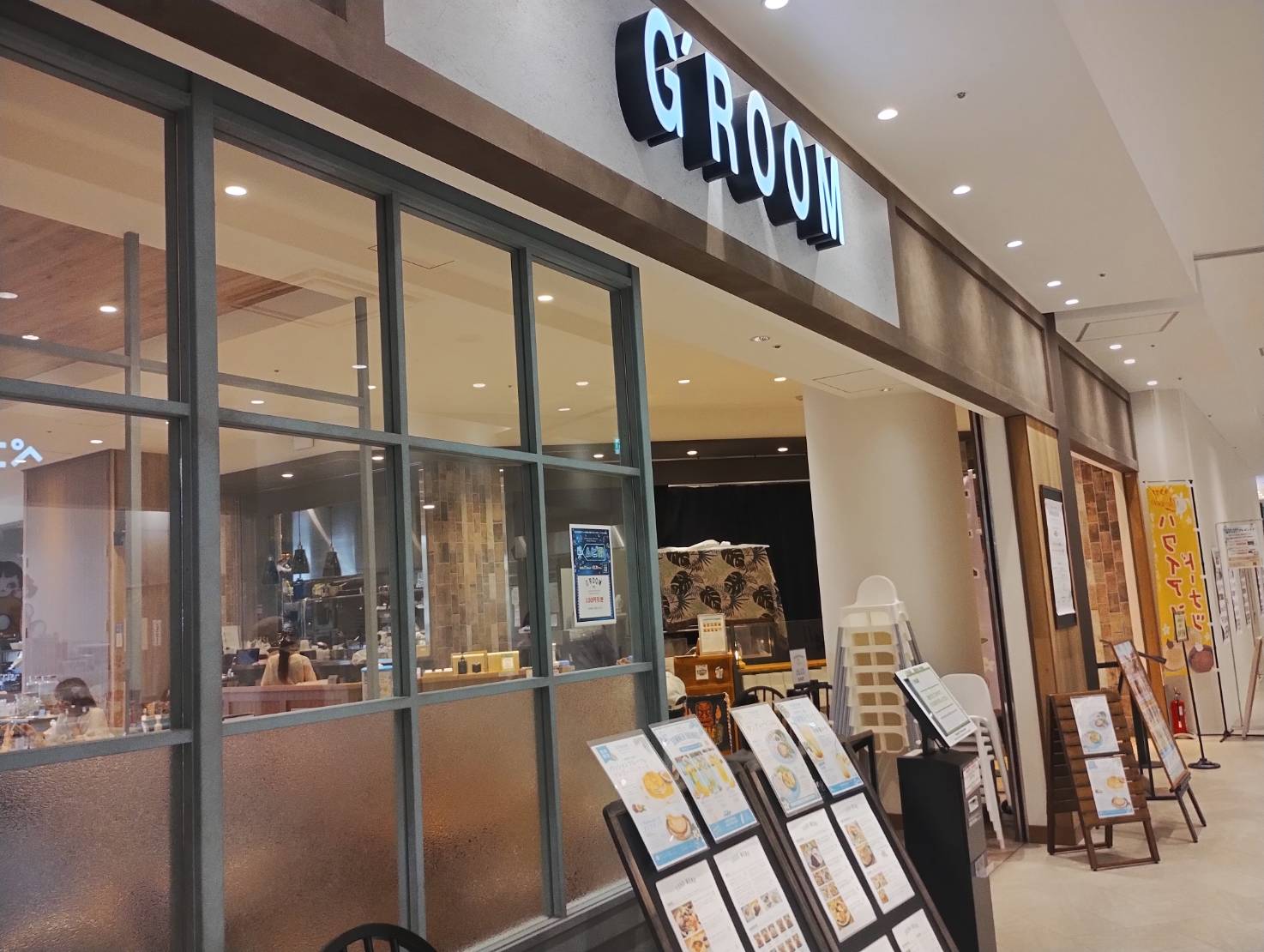 松戸市のショッピングモール「テラスモール松戸」の中に入っているハワイアンダイニングカフェ「グリーンルーム」店舗前撮影画像です。