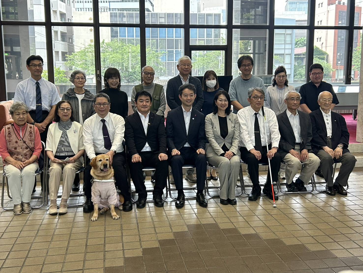 千葉県議会、熊谷知事へ要望書提出後の記念集合写真。前列1段目左側に県議会議員関根ジロー氏、中央に千葉県熊谷知事、右側にEYESROOM石原代表の集合写真です。