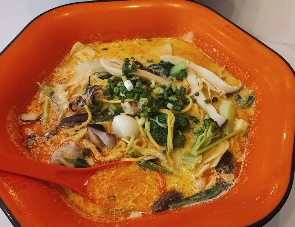横浜中華街にある中国人が経営する麻辣湯専門店の赤いスープの野菜・魚介・肉・春雨麺・トウモロコシ麺がふんだんに入った麻辣湯の画像です。