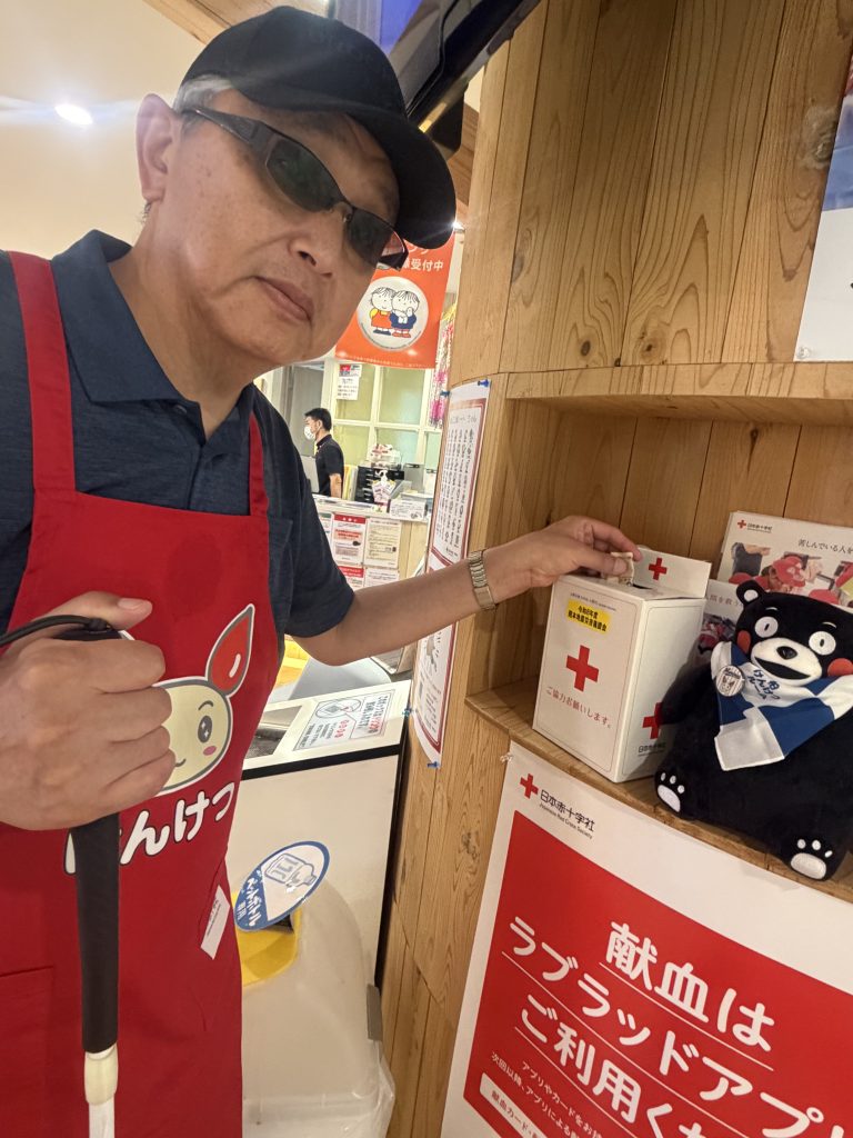 日本赤十字社を通して、熊本の震災に向けた募金を行っている画像です。