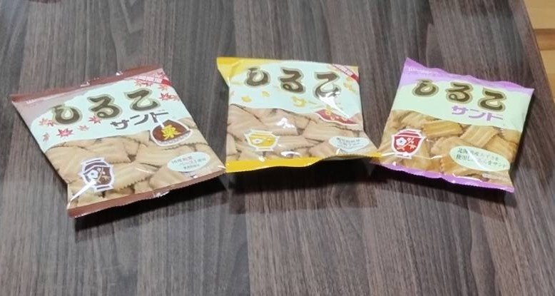 発売から60年、昭和レトロな味「しるこサンド」3種類のパッケージ写真です。