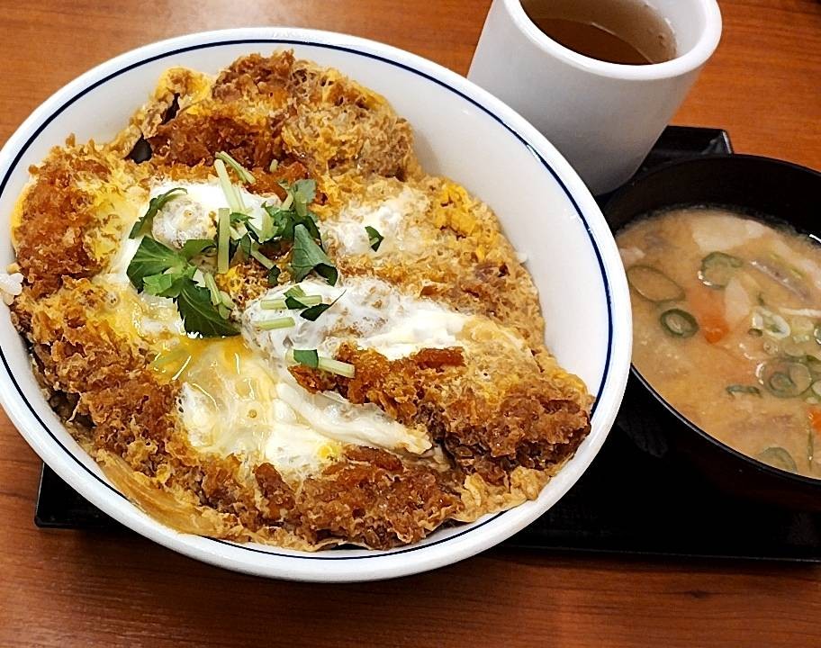 かつやのカツ丼(松)、卵2個使用、ダブルカツ(ご飯の上に二重にカツがのっている)税込み1,089円の丼ぶりを真上から写した写真です。