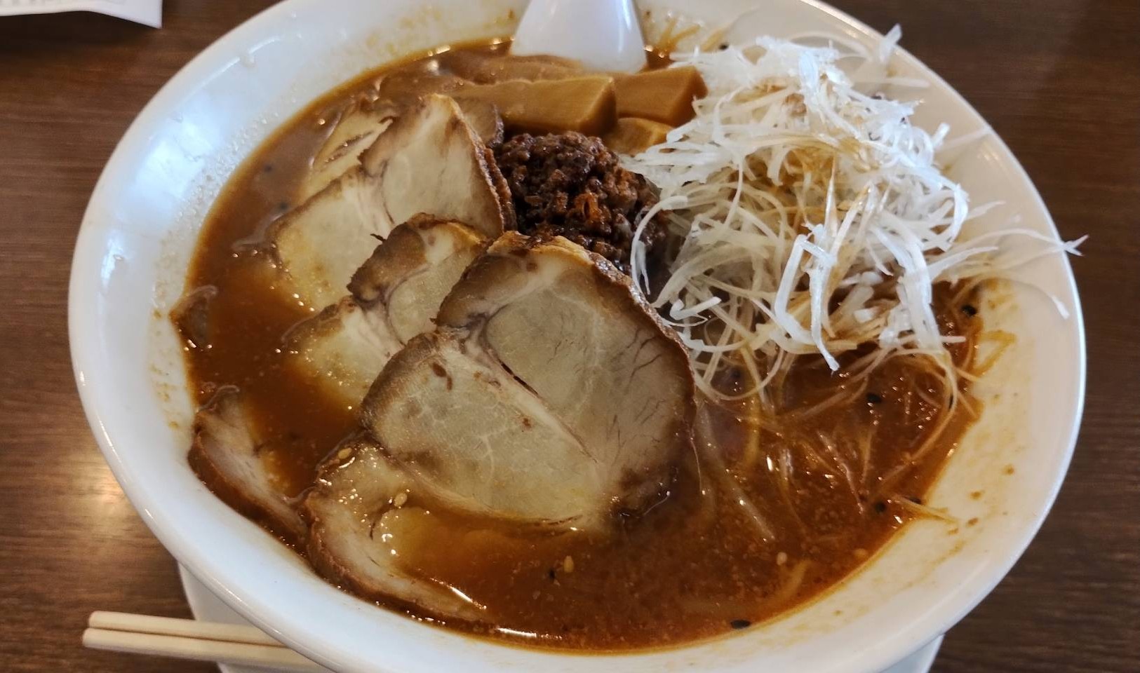 国道16号線沿いアリオ柏近くの珍来で注文した、ネギ味噌ラーメンにチャーシューをトッピングしたラーメンの画像です。