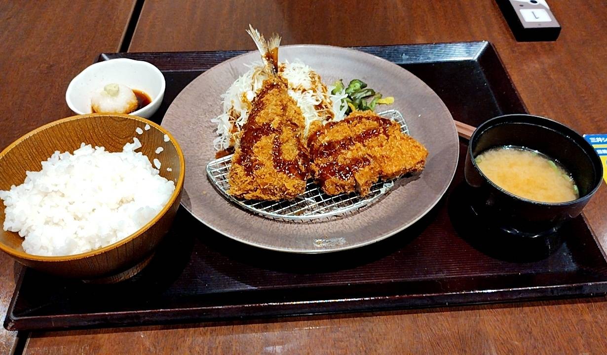 ららぽーと柏の葉3階フードコート内「あじフライ神楽坂さくら」あじフライ・とんかつ定食の画像です。