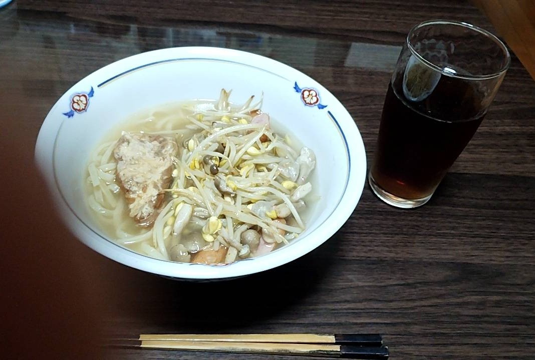 冷蔵庫の残り物で作った、アレンジ沖縄そばの画像です。