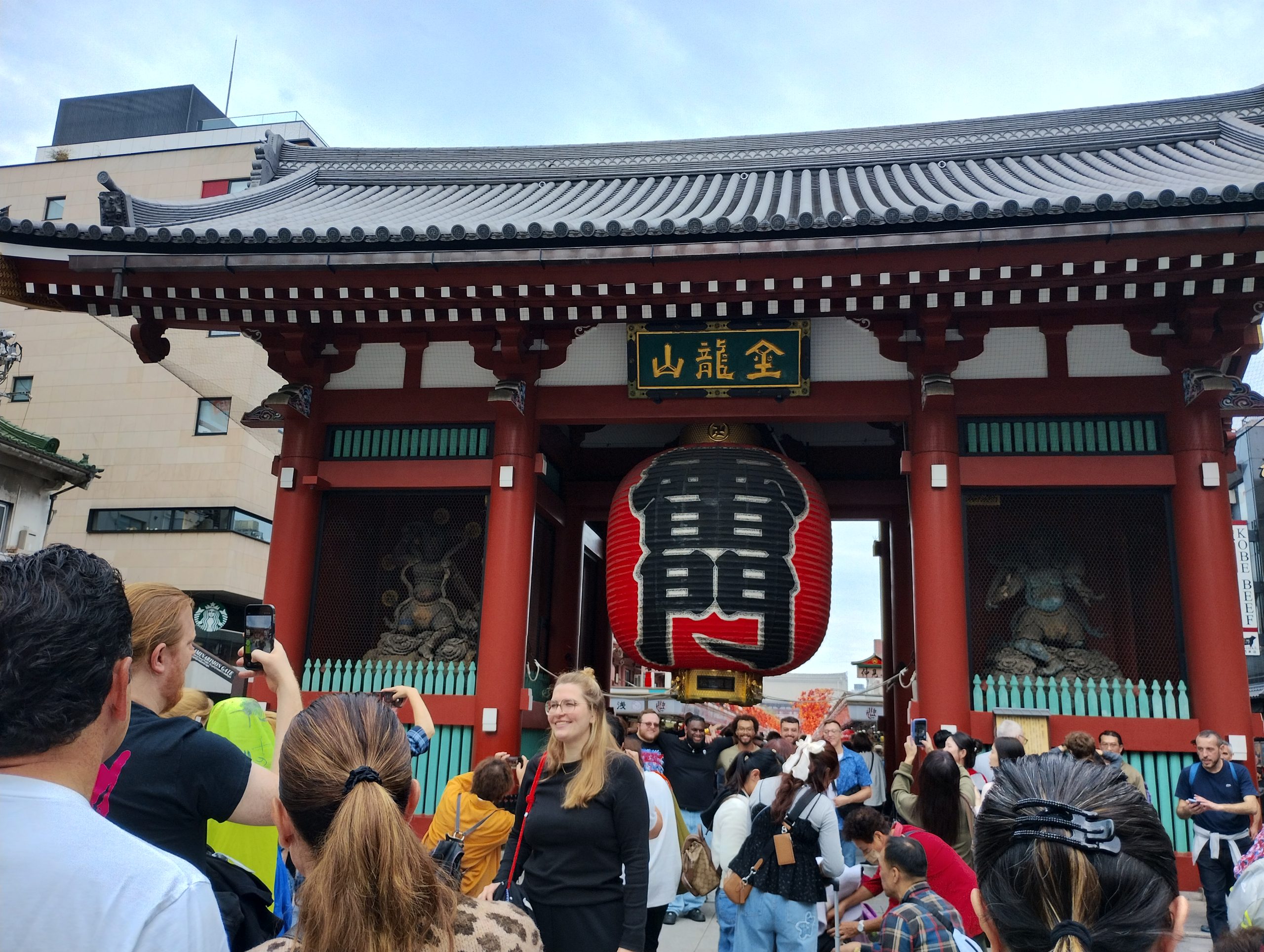 浅草浅草寺雷門前で、外国人観光客が写真を撮っている画像です。